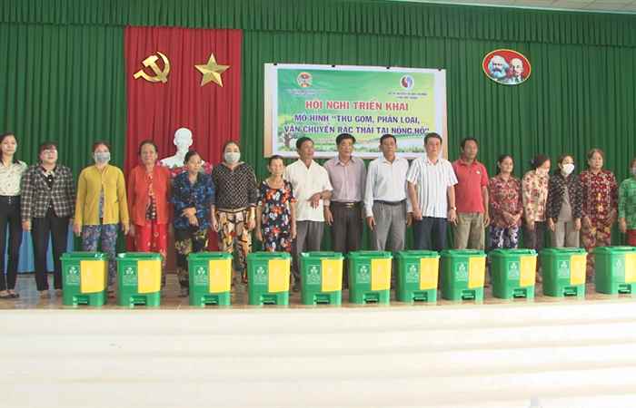 Hội Nông dân tỉnh Sóc Trăng triển khai mô hình “thu gom, phân loại vận chuyển rác thải tại nông hộ”